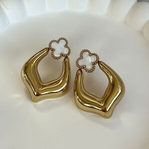 ◾️18k Gold Plated White Natural Flower Stud